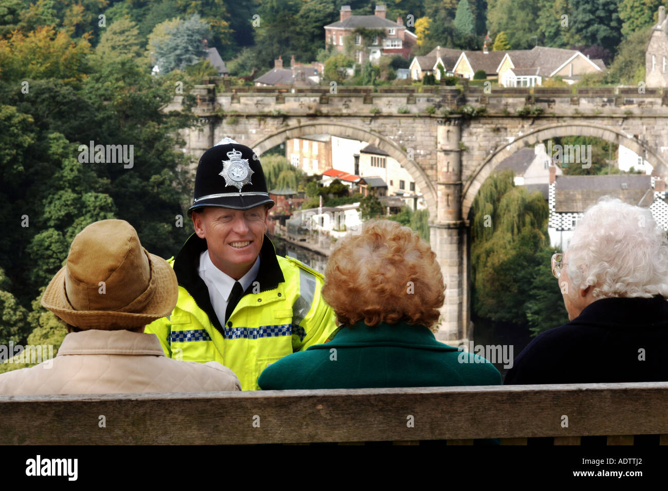 Polizist-chats, 3 ältere Damen Knaresborough Yorkshire UK Stockfoto