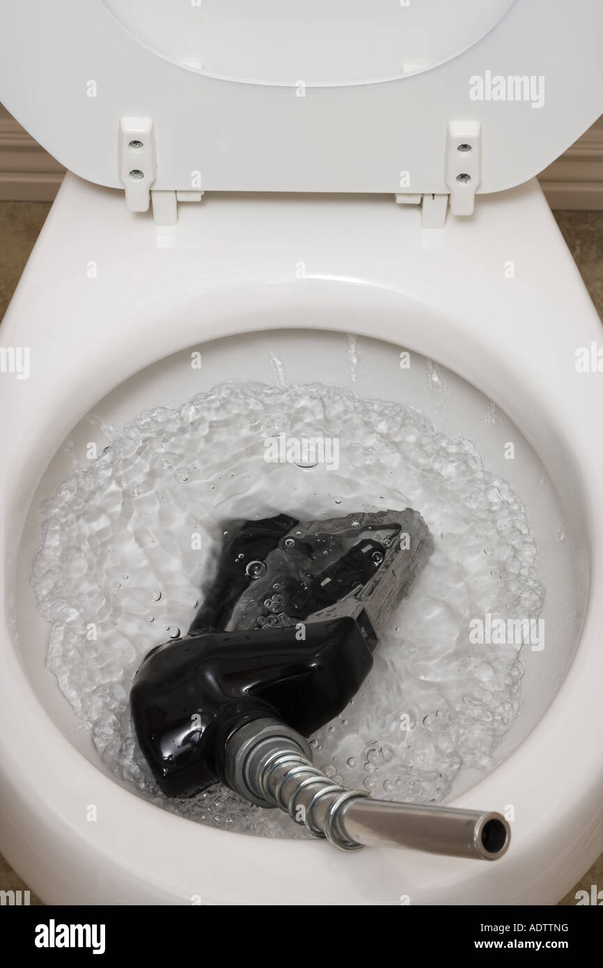 Toilette mit Zapfsäule Stockfoto