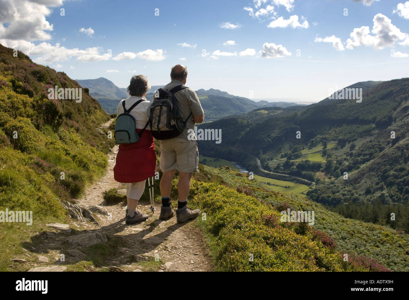 Abgrund Spaziergang nahe Ortszentrum Gwynedd Snowdonia National Park - zwei Personen Sommerurlaub Panorama des Mawddach Mündung, UK Stockfoto