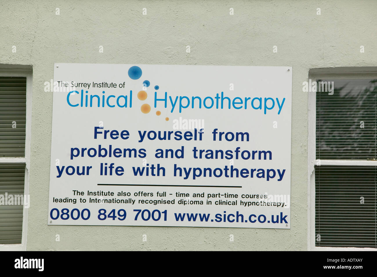 Ein Zeichen für ein Hypnotherapeut in Surrey, Großbritannien Stockfoto