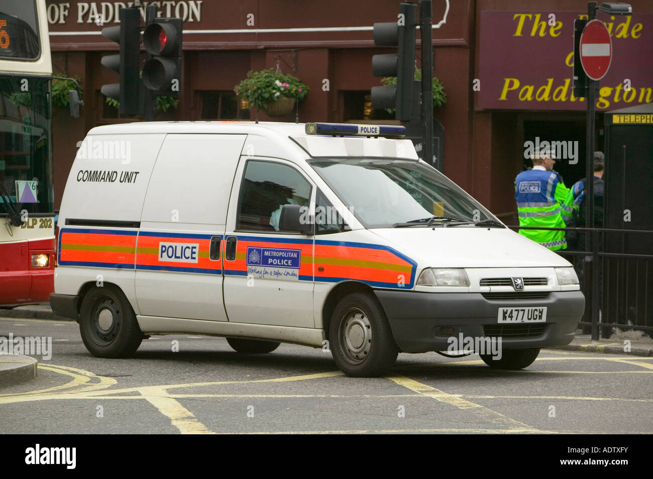 Polizei, die Teilnahme an einen Vorfall vor einem Pub in London, Großbritannien Stockfoto