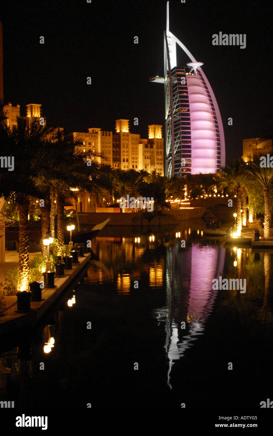 Burj al Arab Jumeirah vom Souk Madinat Dubai bei Nacht Stockfoto