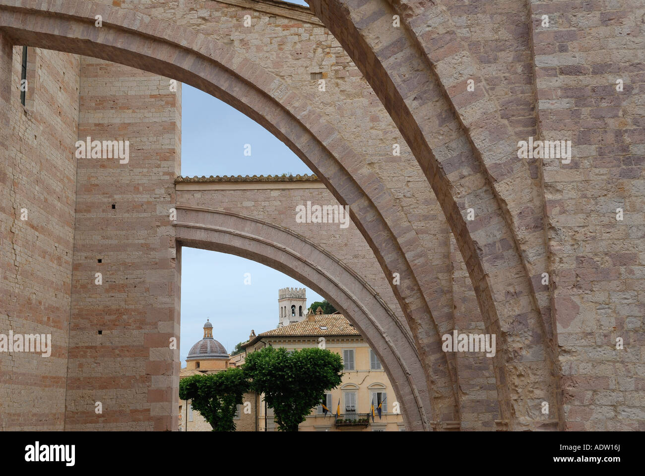 Mauerwerk Strebebögen bauseits Basilica of St. Clare Pilgrimage in Assisi Umbrien Italien Stockfoto