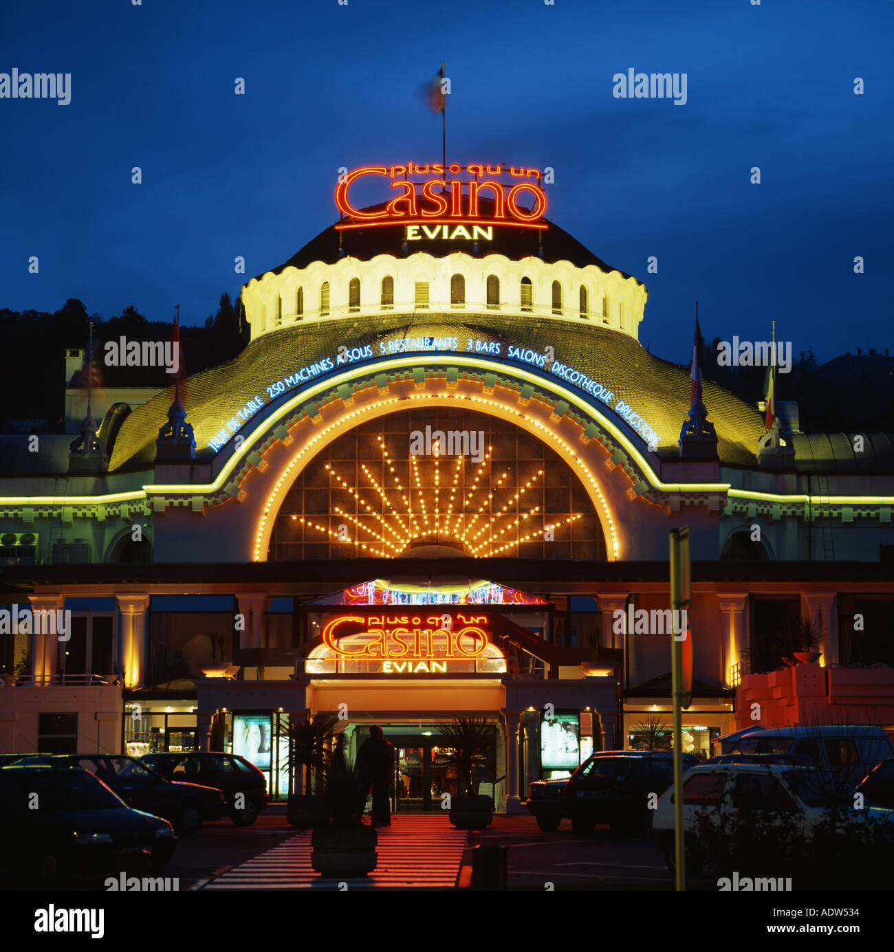 Beleuchtete casino Eingang bei Dämmerung, Evian-les-Bains, Savoyen Haute-Savoie, Frankreich, Europa, Stockfoto