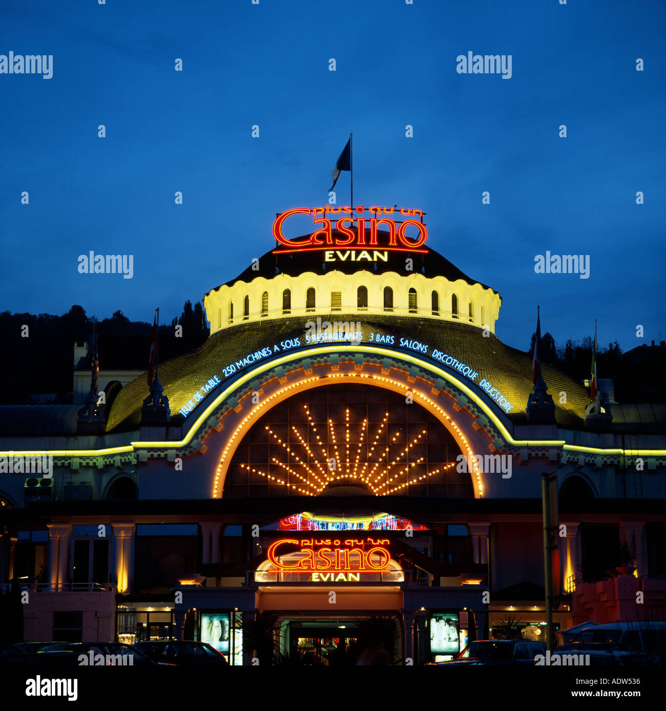 Beleuchtete casino Eingang bei Dämmerung, Evian-les-Bains, Savoyen Haute-Savoie, Frankreich, Europa, Stockfoto