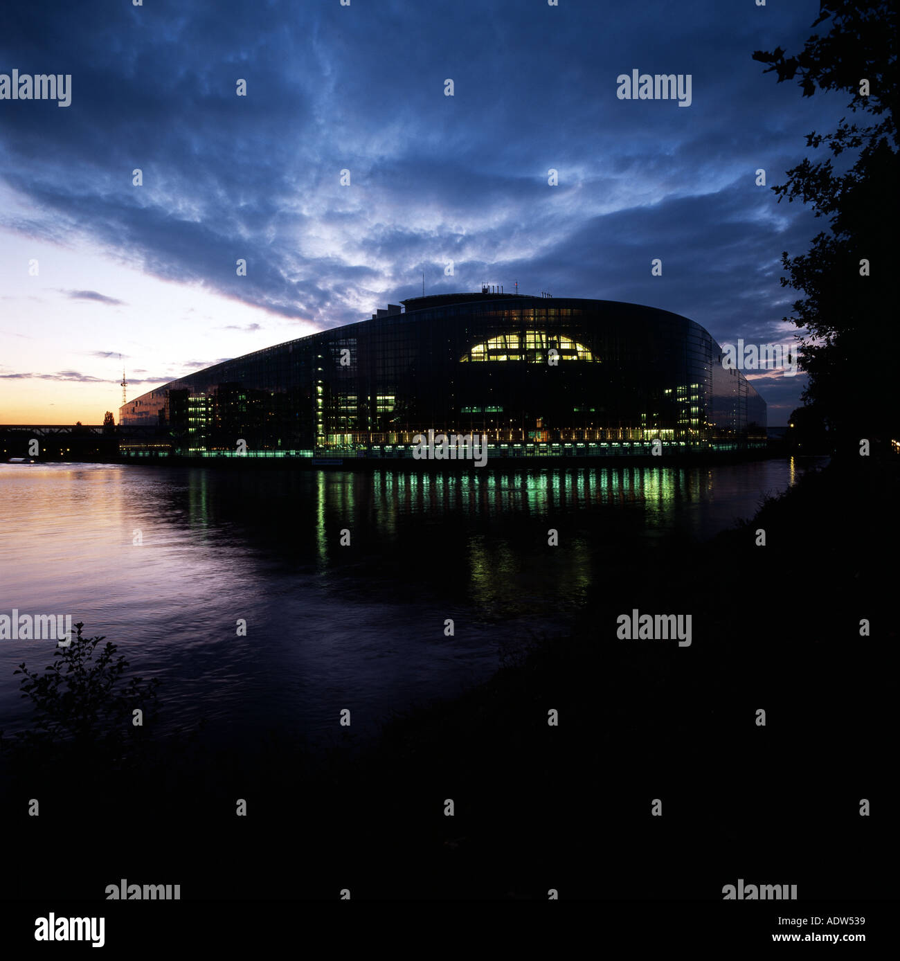 Louise-Weiss-Gebäude, Europäisches Parlament bei Nacht, Ill River, Straßburg, Elsass, Frankreich, Europa Stockfoto