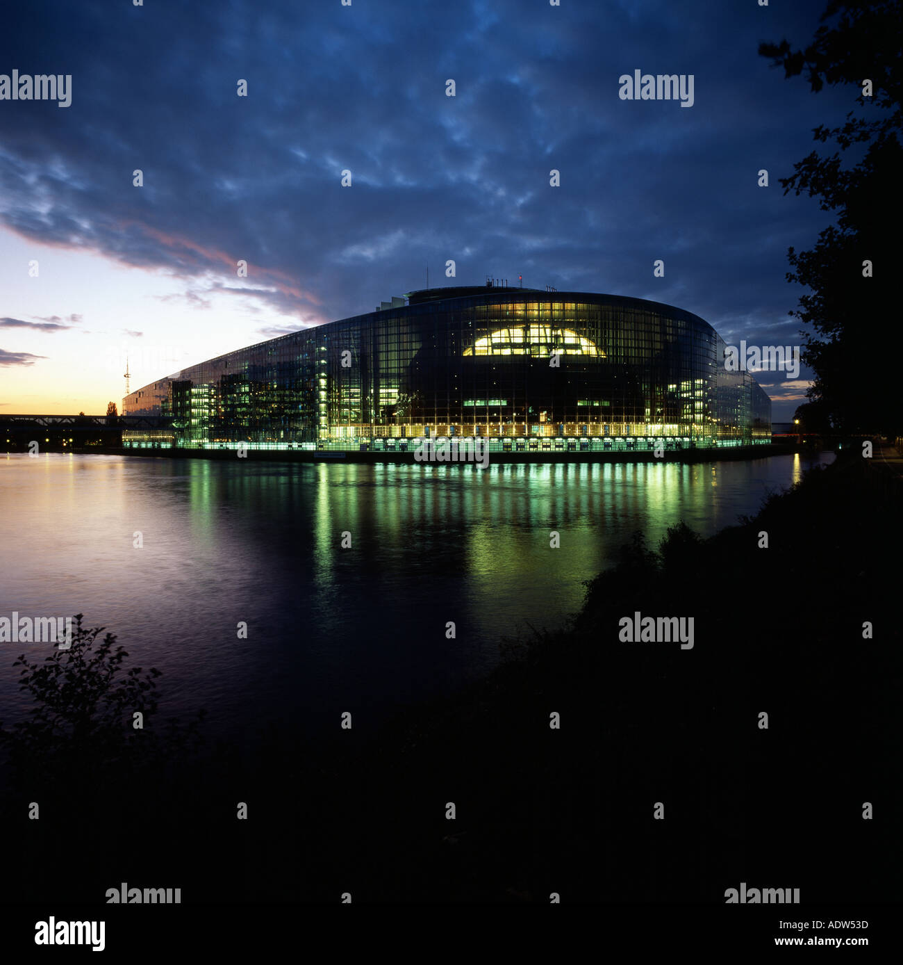 Louise-Weiss-Gebäude, Europäisches Parlament bei Nacht, Ill River, Straßburg, Elsass, Frankreich, Europa Stockfoto