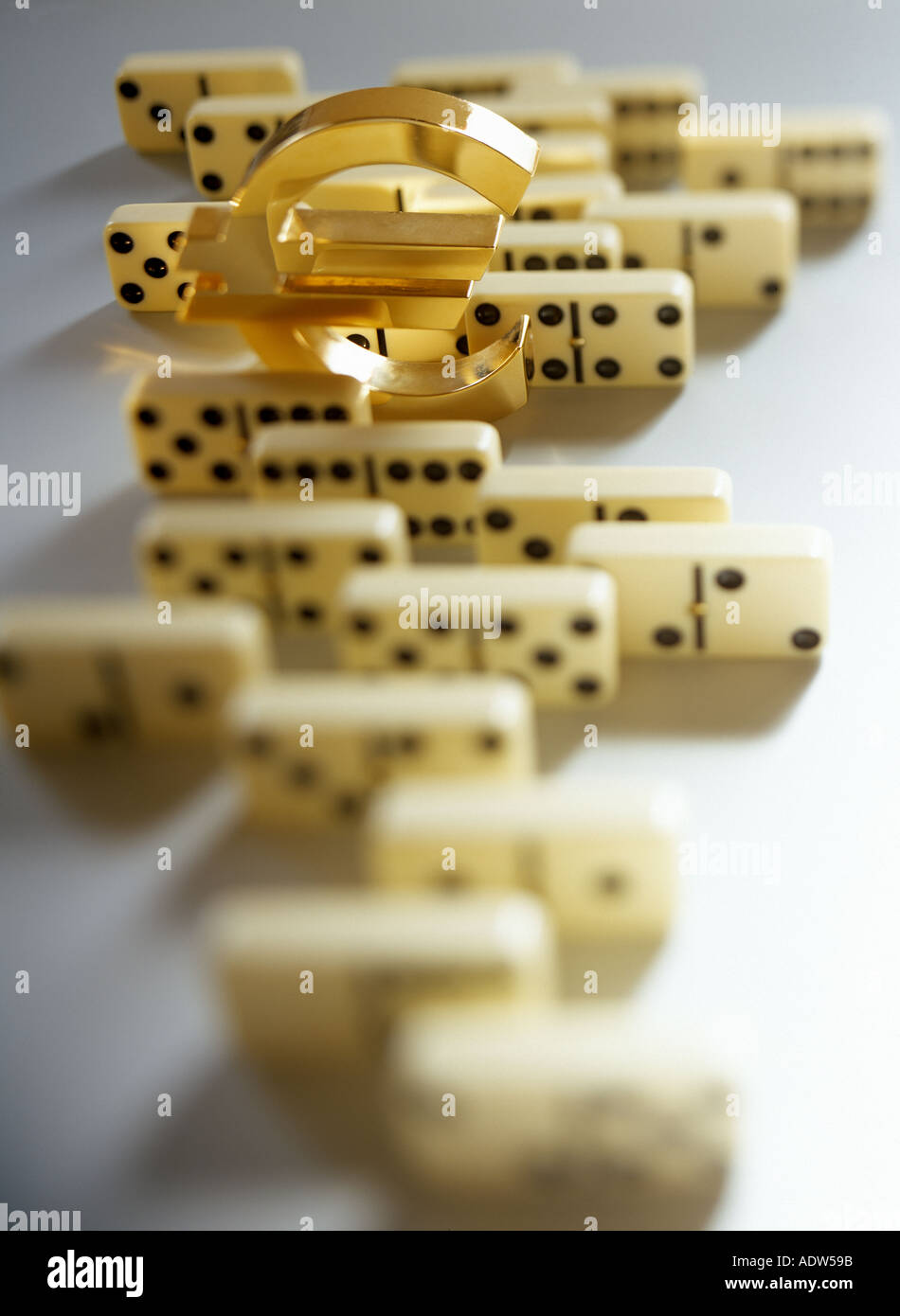 GOLDEN EURO WÄHRUNG LOGO BEETWEEN EIN DOMINO-SET Stockfoto