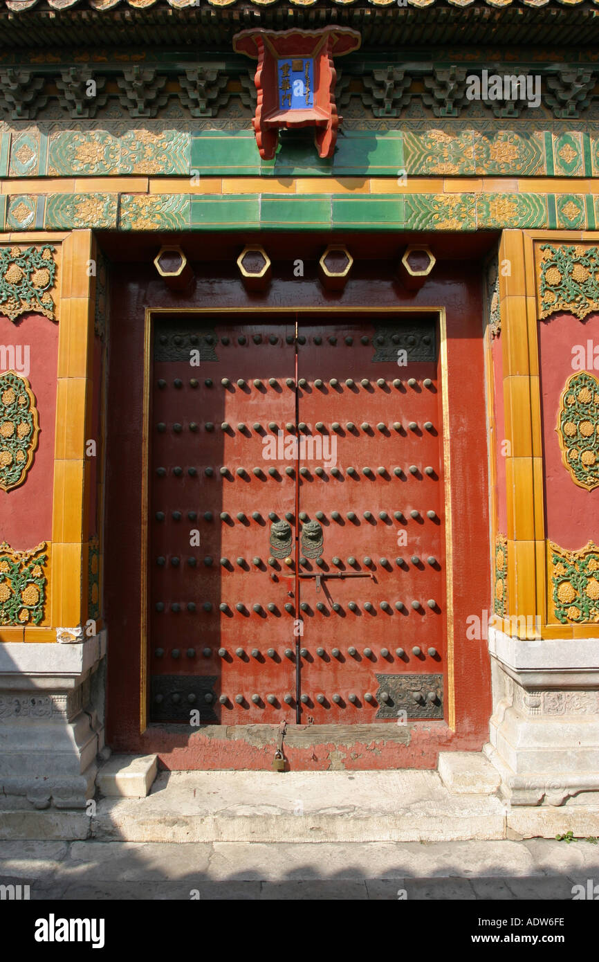 Klassische chinesische Architektur und eine schwere rote Holztür mit Metallbolzen arbeiten verbotene Stadt-Beijing-China Stockfoto