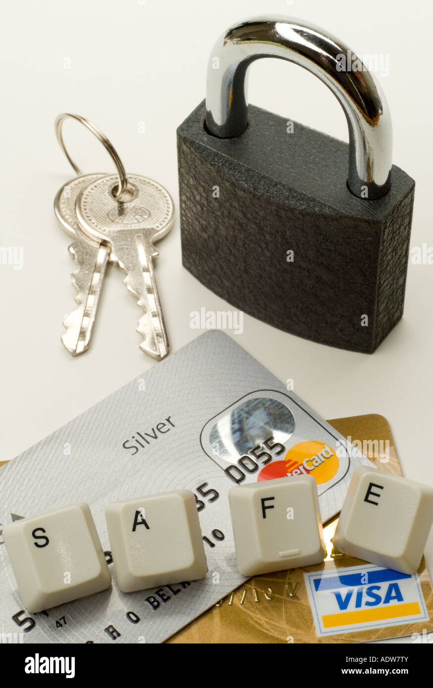 Schloss Schlüssel Kreditkarte und Computer, Online-shopping Sicherheit, Identität Diebstahl und Betrug Konzepte. Stockfoto