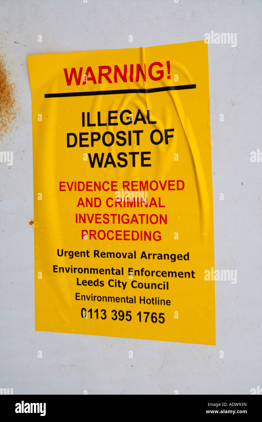 Polizei Warnung beachten Sie auf einem alten verlassenen Kühlschrank illegale Ablagerung von Abfällen Stockfoto