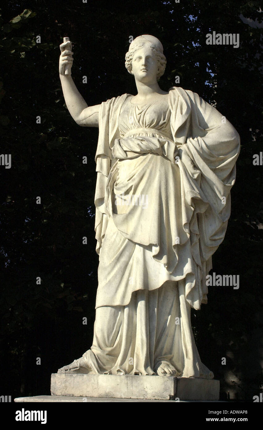 Statue der griechischen Göttin Athene in einem Garten des Schlosses von Versailles. Digitale Fotografie Stockfoto