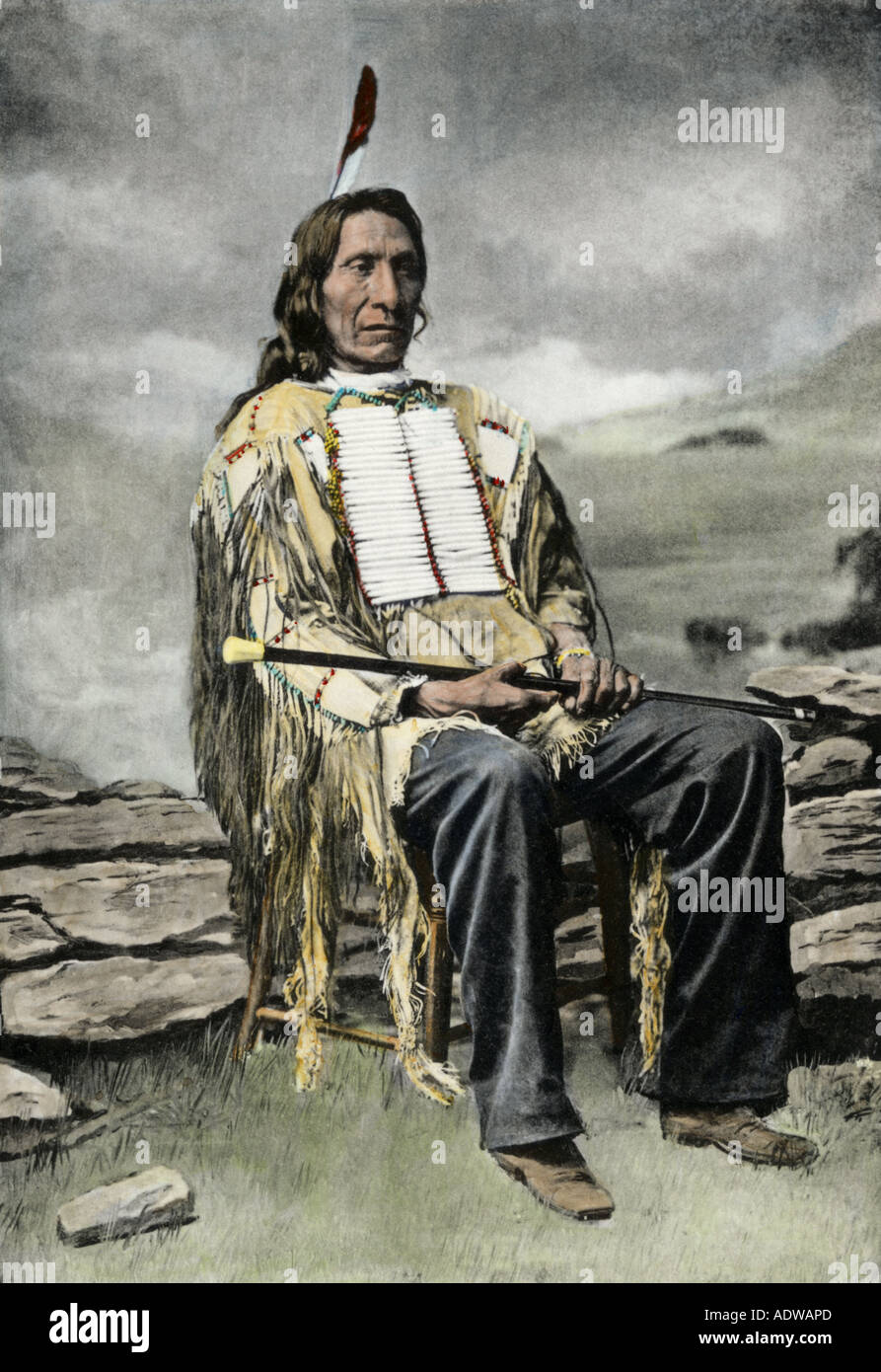 Red Cloud oder Mahpiua Luta Oglala Sioux chief in quillwork Shirt 1890. Handcolorierte photogravure Stockfoto