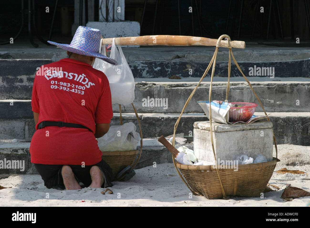 Eine Thai-Frau Hausierer Hawker bereitet frisches Obst gekauft von einem Touristen Entspannung am Strand Koh Samed Insel Thailand Asien Stockfoto