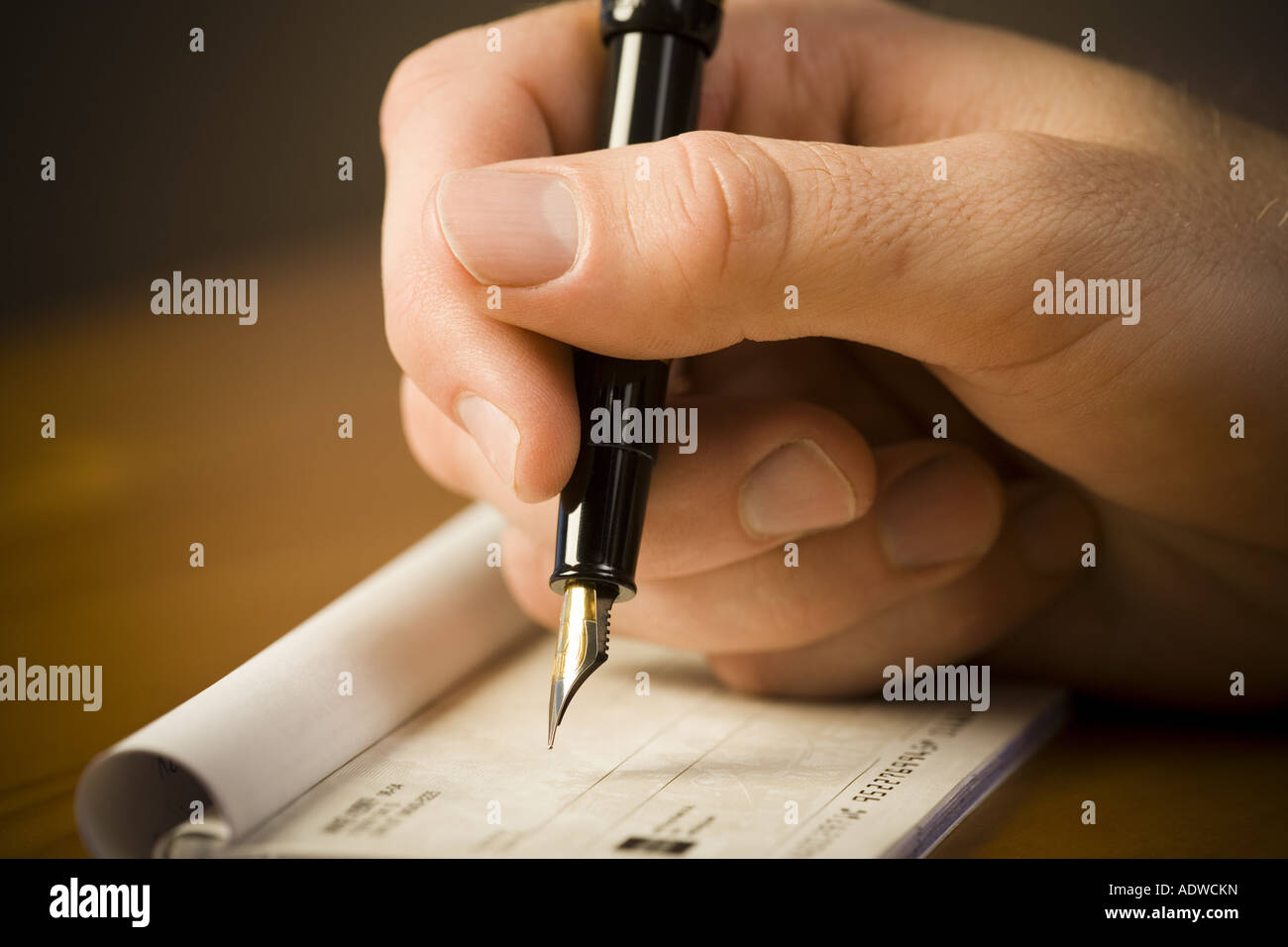 Detailansicht des Menschen halten Füllfederhalter und Billigung check Stockfoto