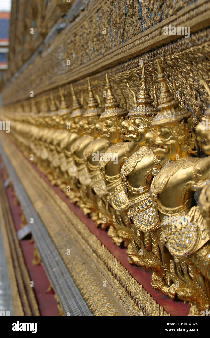 Goldene Schutzengel stehen in einer Reihe an den spektakulären Grand Palace Bangkok Thailand Asien Stockfoto