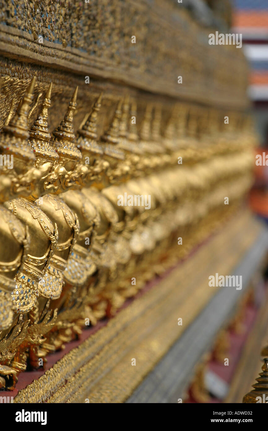 Eine ganze Reihe von schönen goldenen Statuen steht auf der Grand Palace Bangkok Thailand Asia Stockfoto