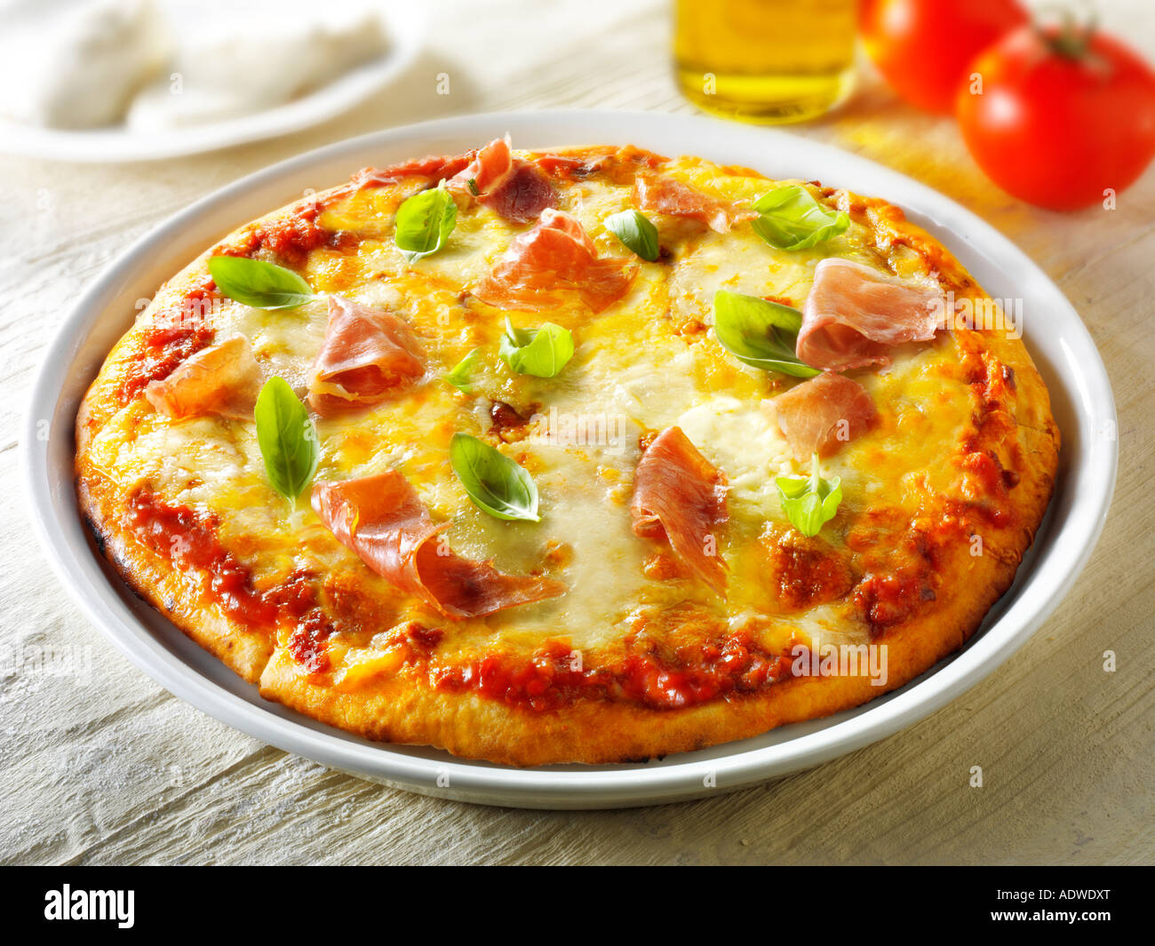 Pizza mit 3 Käse Parma Schinken Basilikum Stockfoto