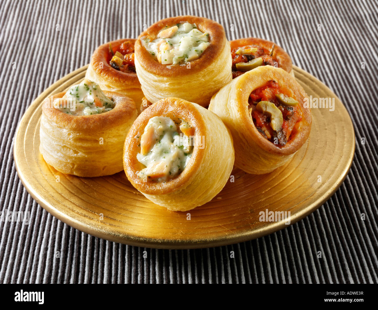 Volavents gefüllt Lachs und Oliven tapande Stockfoto