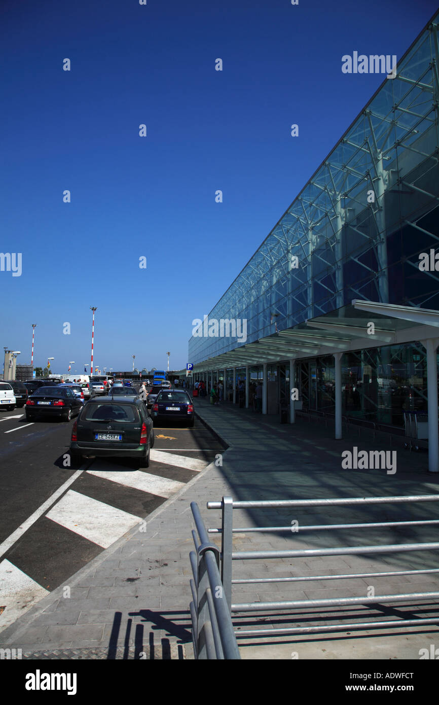 Autos bei Abflug Terminal Flughafen CataniaSizilienItalien Stockfotografie Alamy