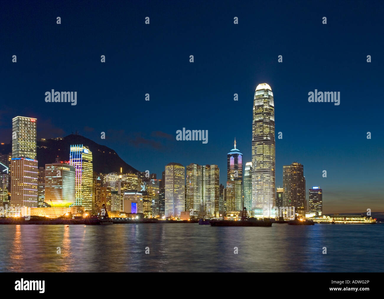 "Hong Kong Skyline in der Abenddämmerung. Zentrale Geschäfts- und Bankenviertel. " Stockfoto