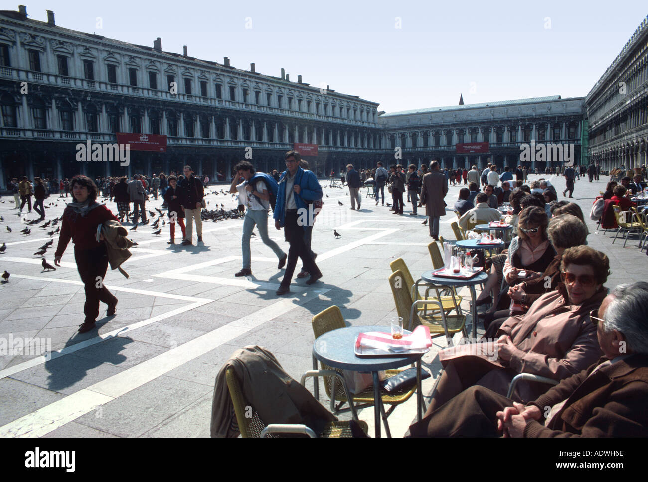 Menschen genießen die Sonne in s St. Markus Platz Venedig Stockfoto