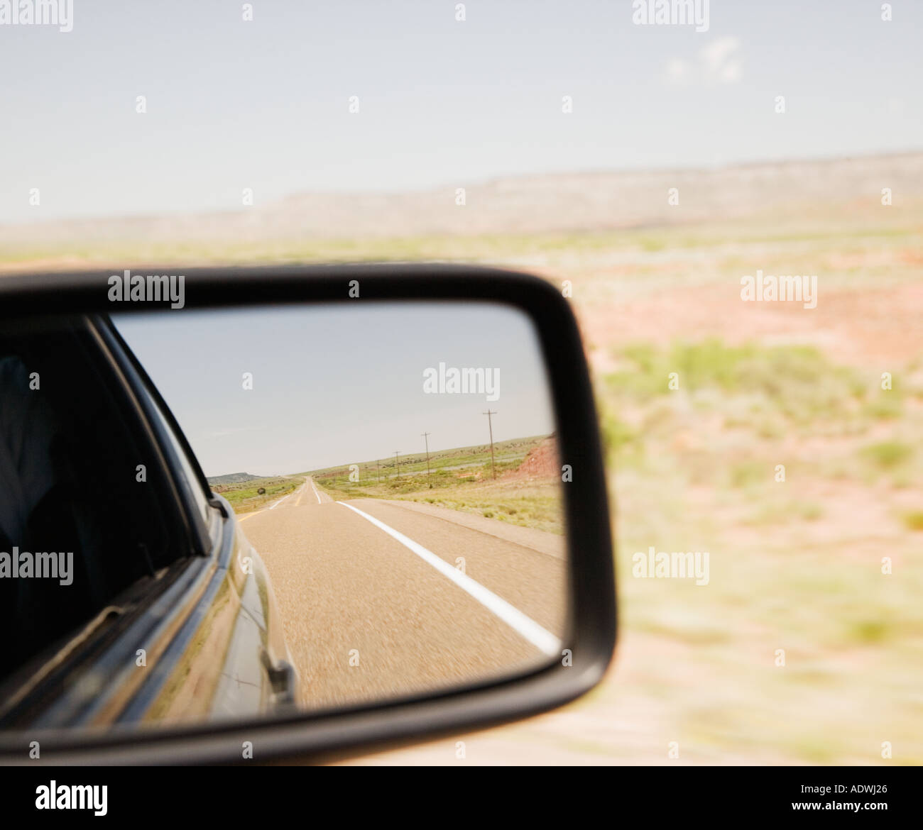 Straße reflektiert in Auto Seitenspiegel Stockfoto