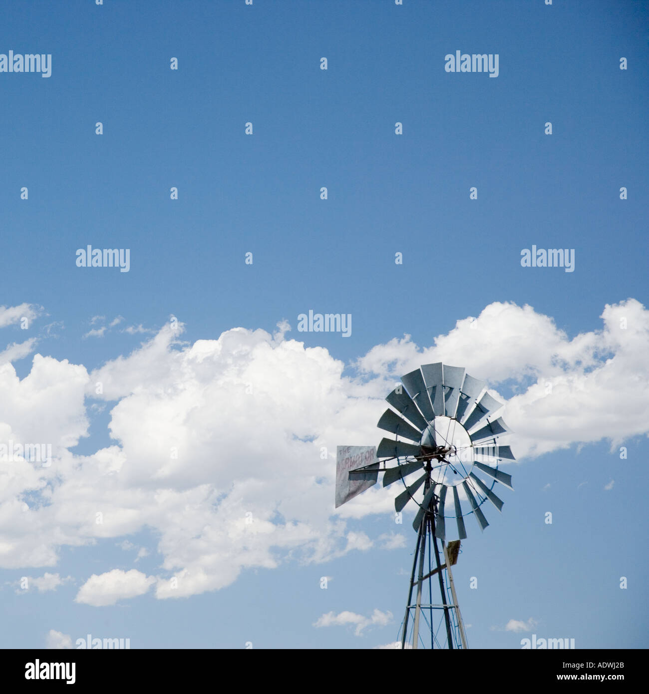 Eine kleine ländliche Windmühle Stockfoto