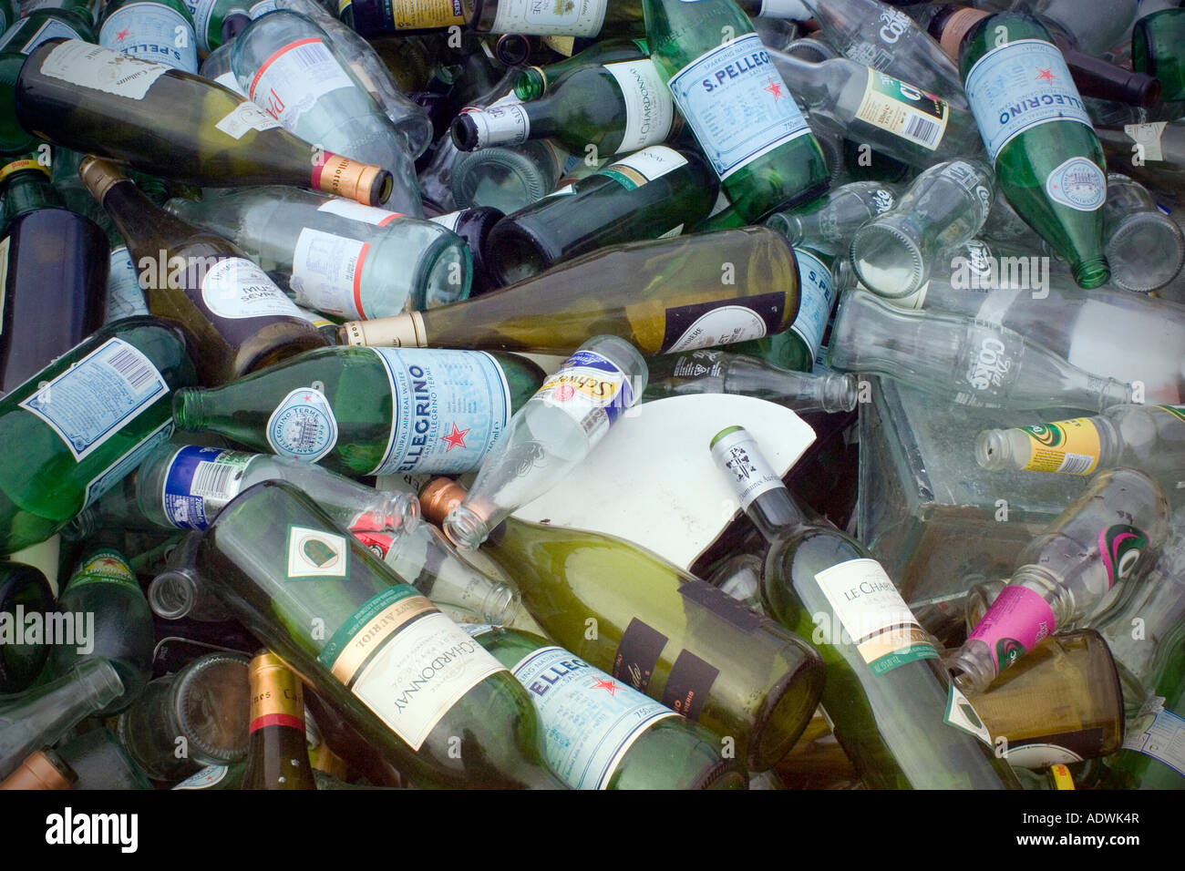 Gedumpten Flaschen warten auf recycling Stockfoto