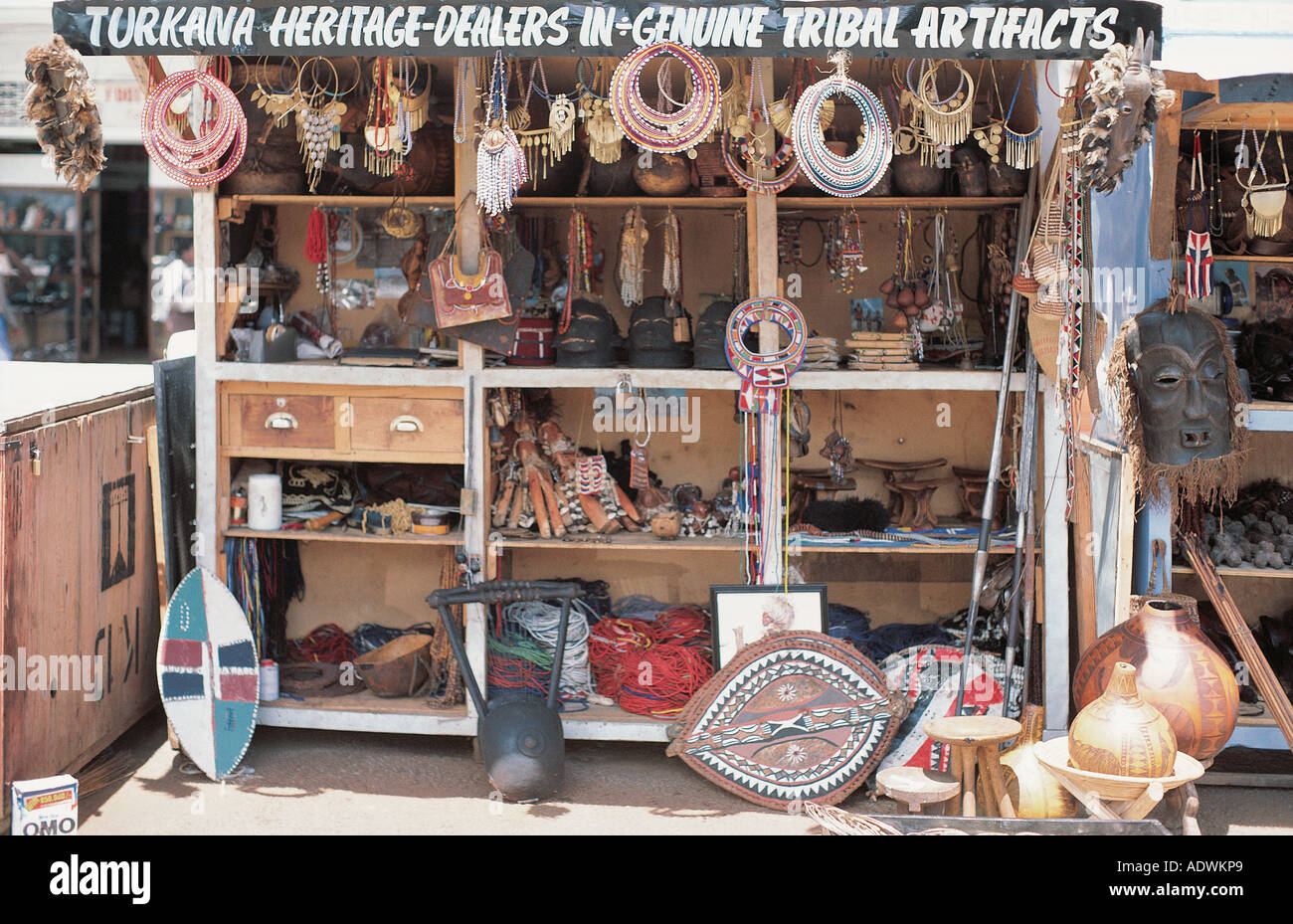 Eine typische Hausierer Stall zu verkaufen Souvenirs in der Nähe der Stadt Markt Nairobi Kenia in Ostafrika Stockfoto