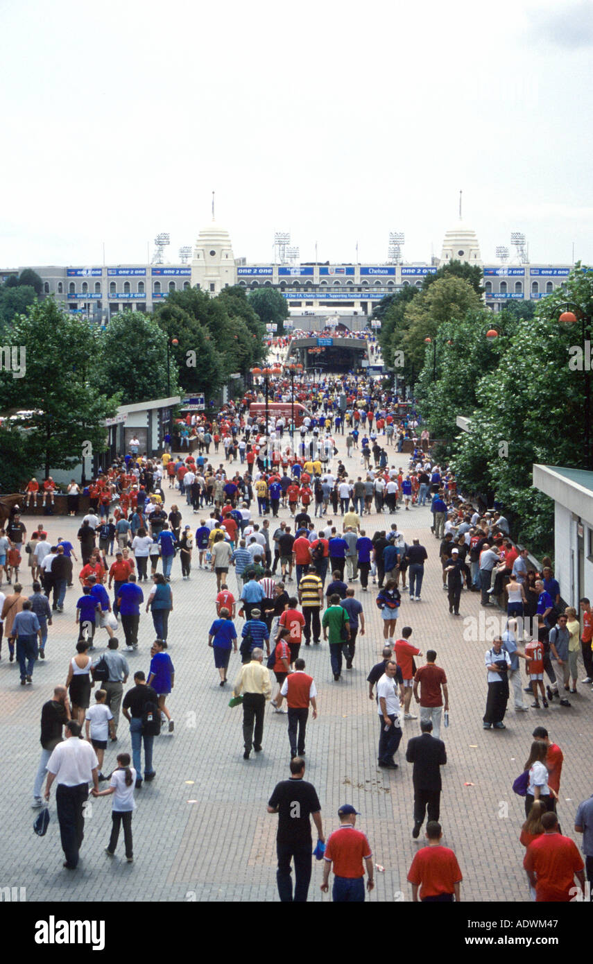 Alten Wembley Stadion N London Wembley Weg gehen letzten inländischen Spiel Chelsea V Man United 2000 Charity Shield-Fans ins Stadion Stockfoto