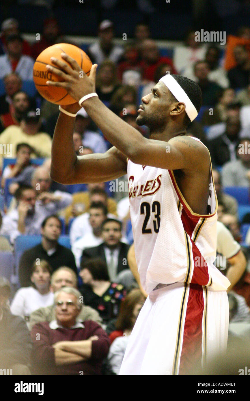 Superstar LeBron James National Basketball Association spielt für die Cleveland Cavaliers in der Gund Arena Stockfoto