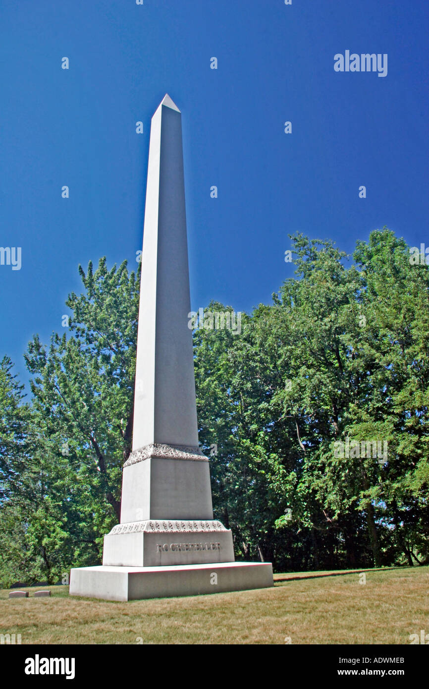 Ein Obelisk markiert die Grabstätte der Ölbaron John D Rockefeller am Lake View Friedhof Cleveland Ohio Stockfoto