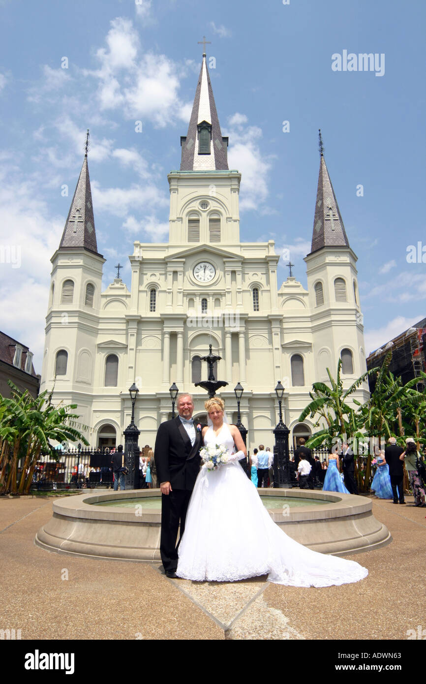 Braut und Bräutigam posiert in Jackson Square vor St. Louis Kathedrale New Orleans Louisiana Stockfoto