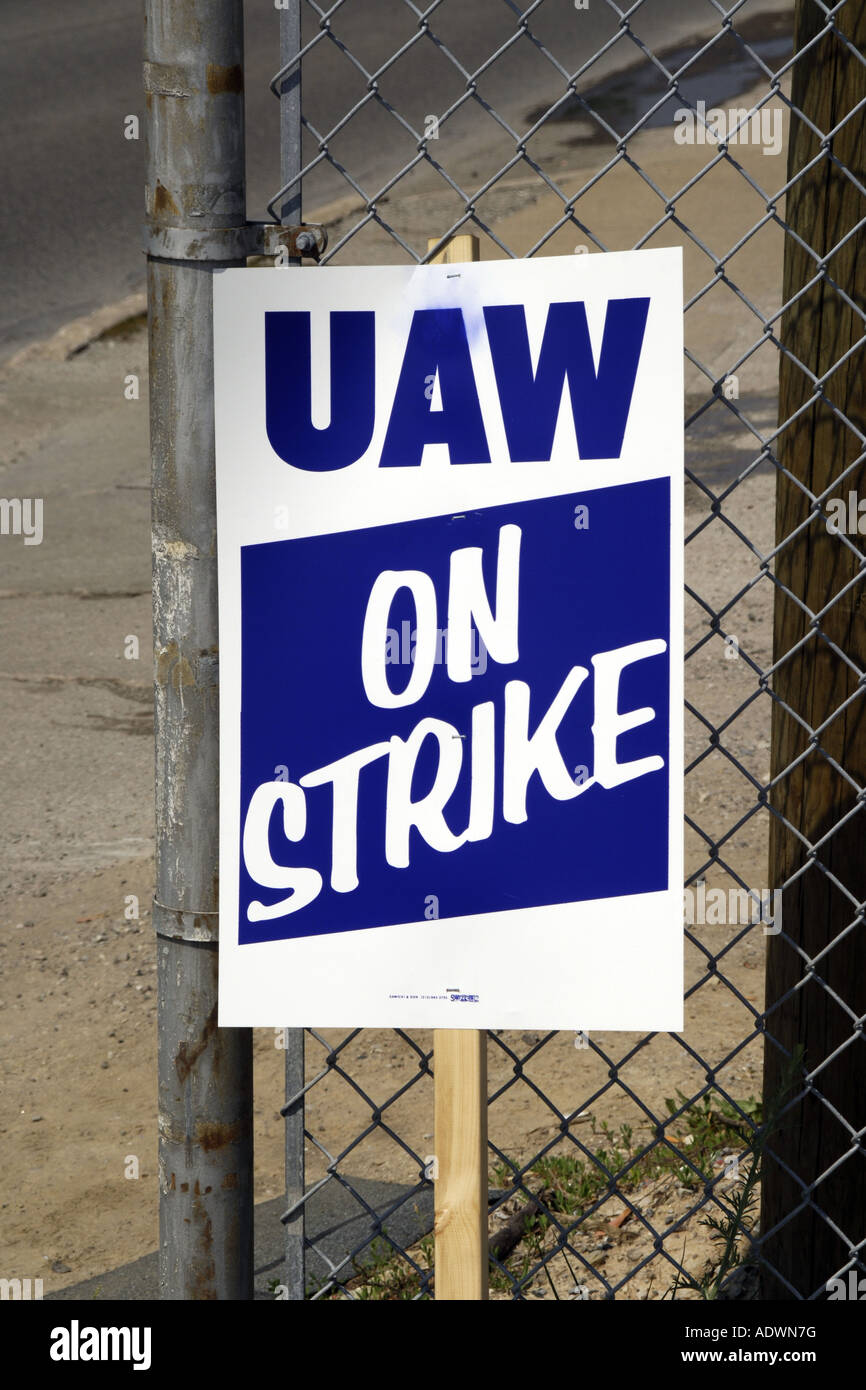 Eine offizielle Gewerkschaft UAW im Streik Banner in einer Fabrik Streit in Michigan mi Stockfoto
