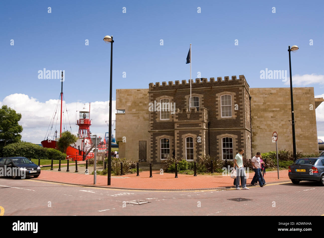 Wales Cardiff Bay Roath Bassin Goleulong 2000 Feuerschiff hinter Altbau Dock vertäut Stockfoto