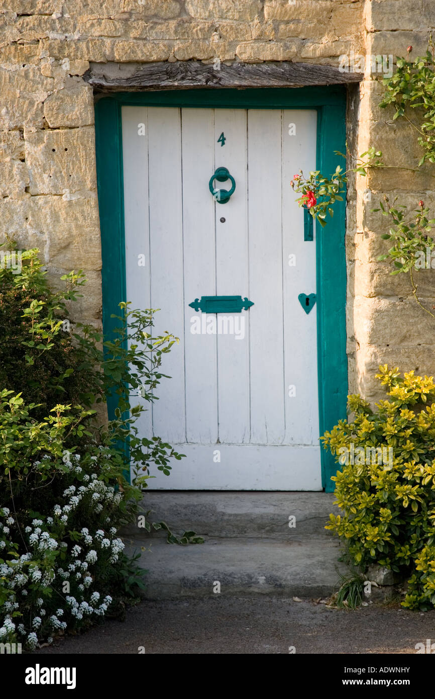 Traditionelle Hütte vor der Tür und Tor Stanton Dorf The Cotswolds Gloucestershire Vereinigtes Königreich Stockfoto