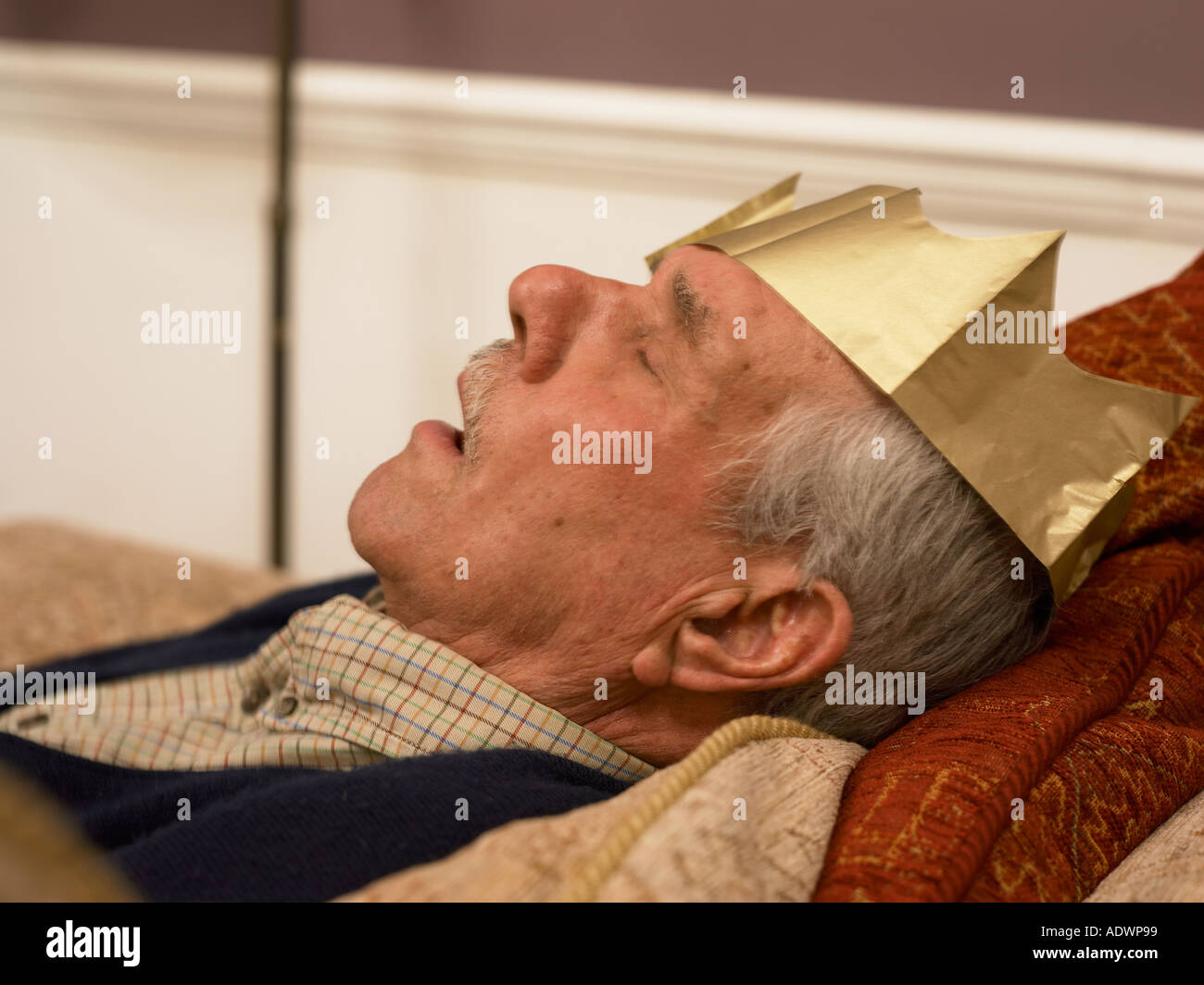 Mann ein Nickerchen nach dem Weihnachtsessen Stockfoto