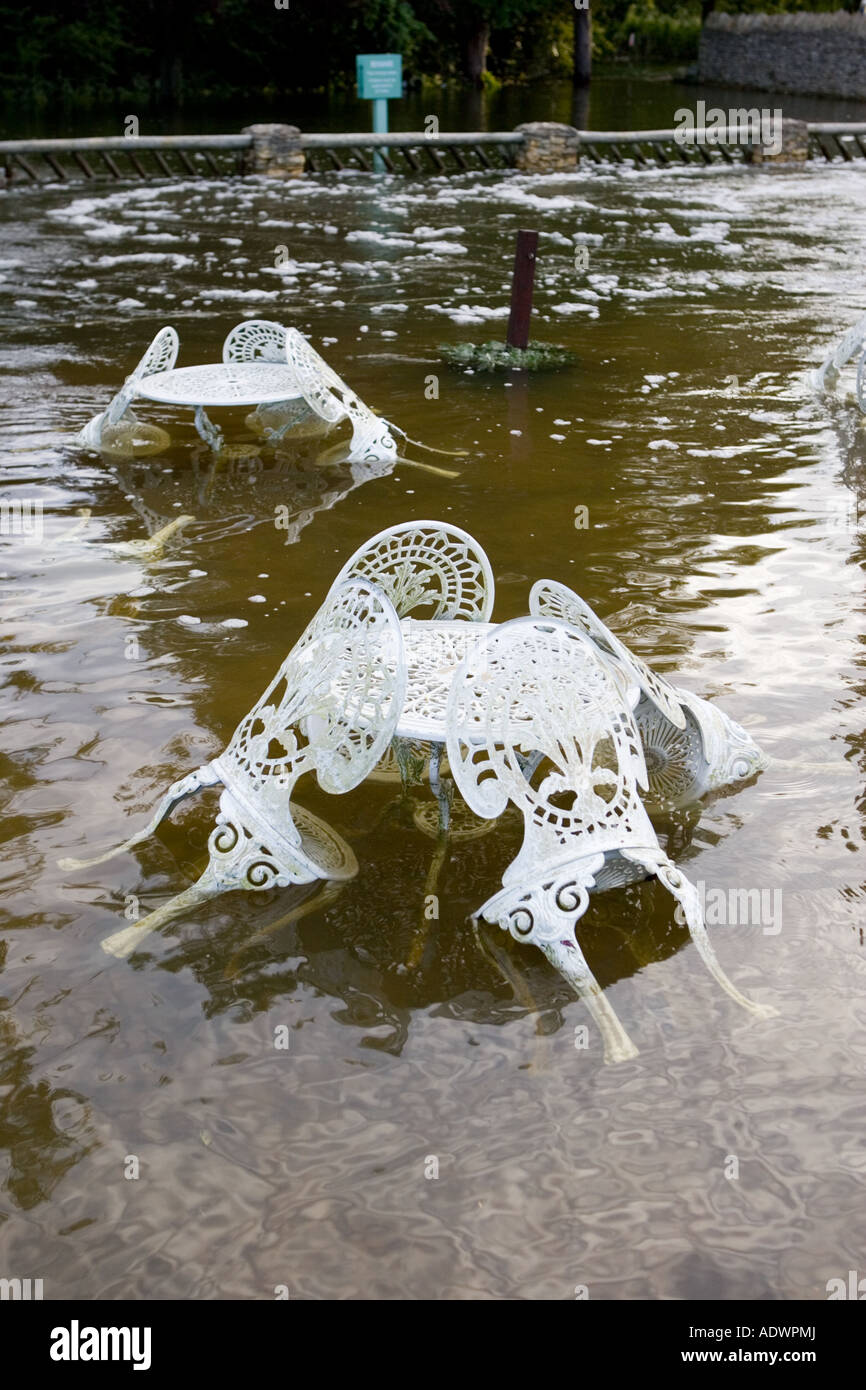 Tische und Stühle im Hochwasser in Oxfordshire Vereinigtes Königreich unter Wasser Stockfoto