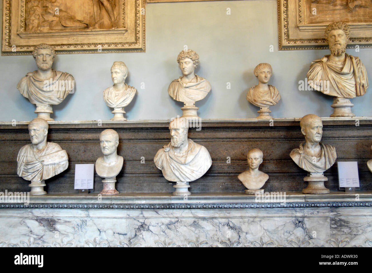 Büsten von Roman Emperors in der Sala Degli Imperatori im Palazzo Nuovo in den Kapitolinischen Museen, Rom Stockfoto