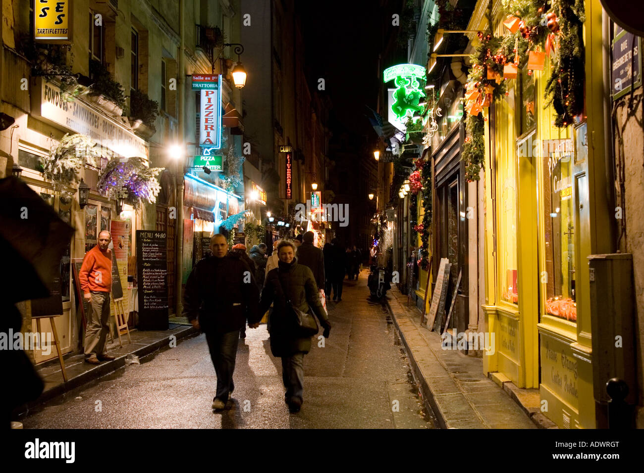 Paar Spaziergang durch Rue Gregoire de Tours letzten Geschäfte in der Nähe von Boulevard St Germain Rive Gauche Paris Frankreich Stockfoto