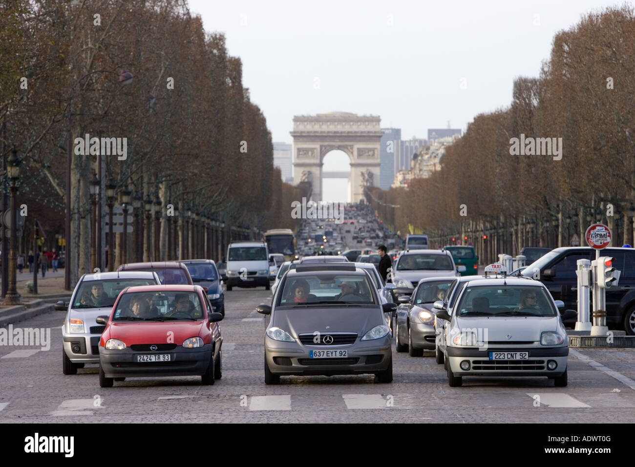 Verkehr hält am Fußgängerüberweg auf Champs Elysees Central Paris Frankreich Stockfoto