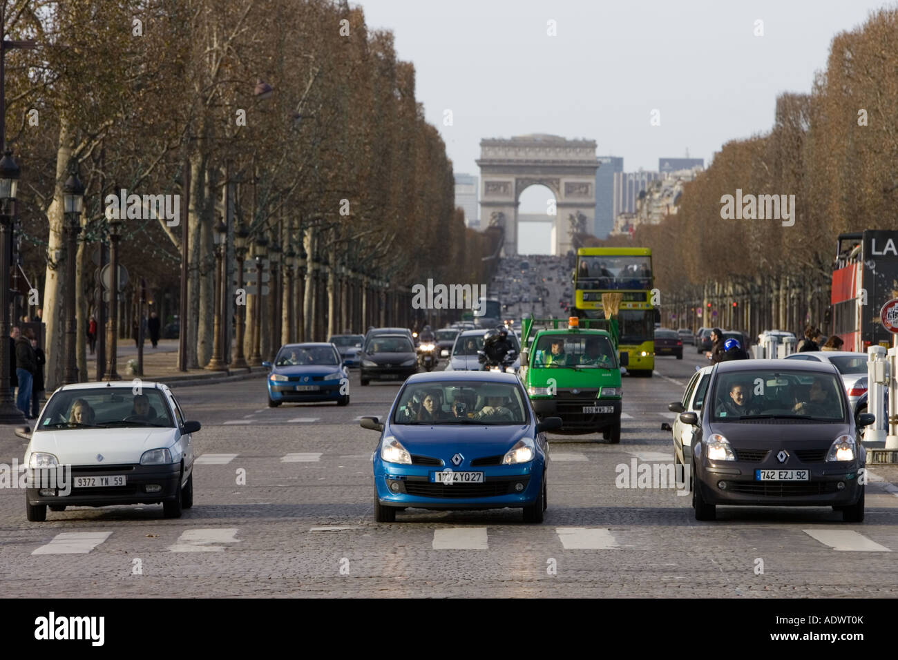 Drei Renault französische Autos am Fußgängerüberweg auf Champs Lys es Paris halten Frankreich Stockfoto