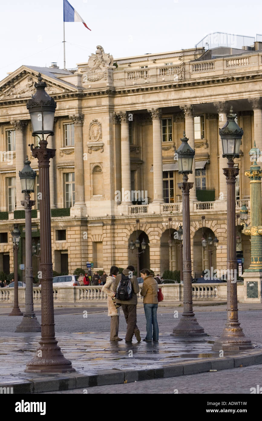 Touristen, die reden auf Straßenecke vor Hotel de Crillon in Place De La Concorde Central Paris Frankreich Stockfoto