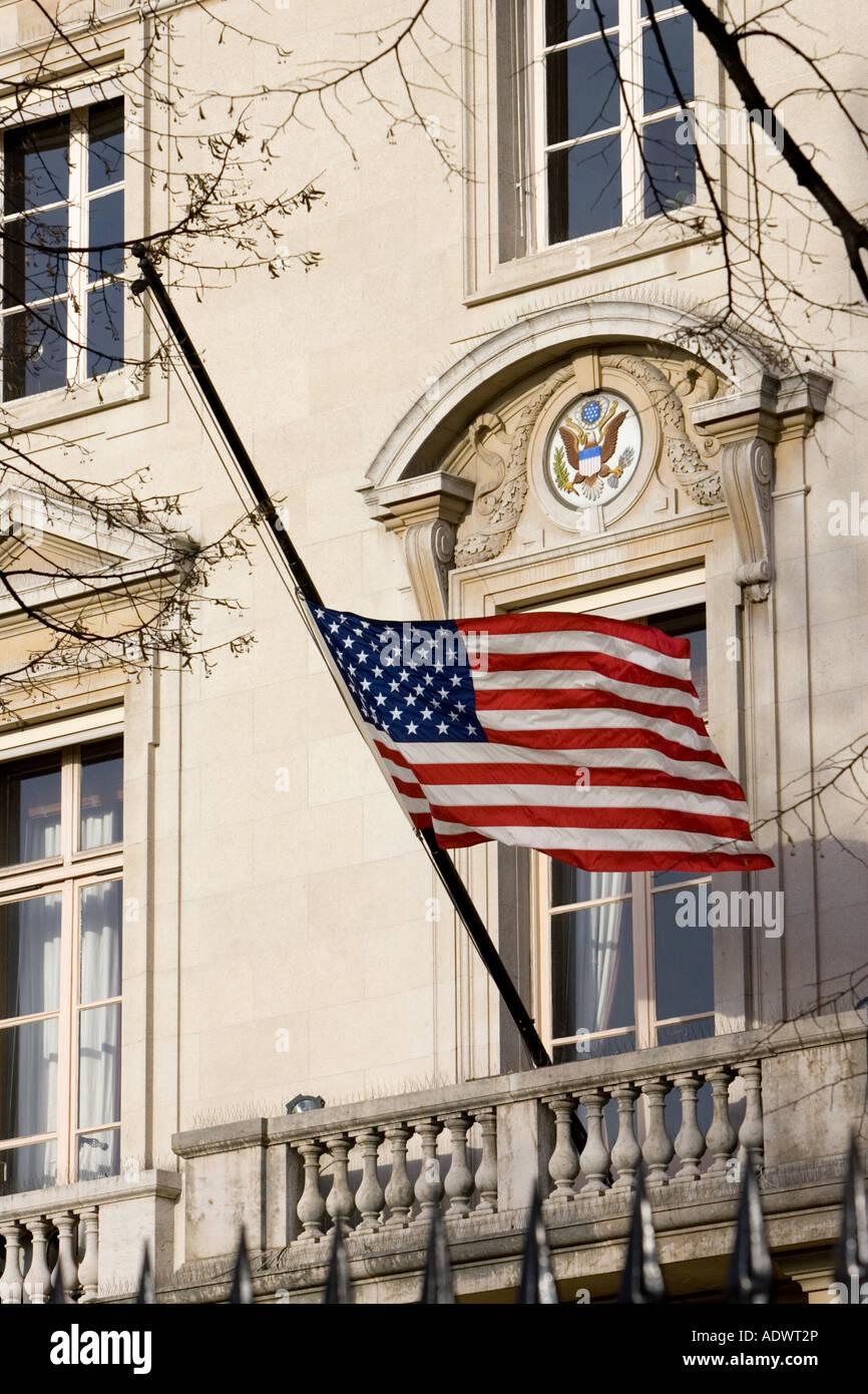 Halbmast Flagge am US-Botschaft in Place De La Concorde Paris Frankreich Stockfoto