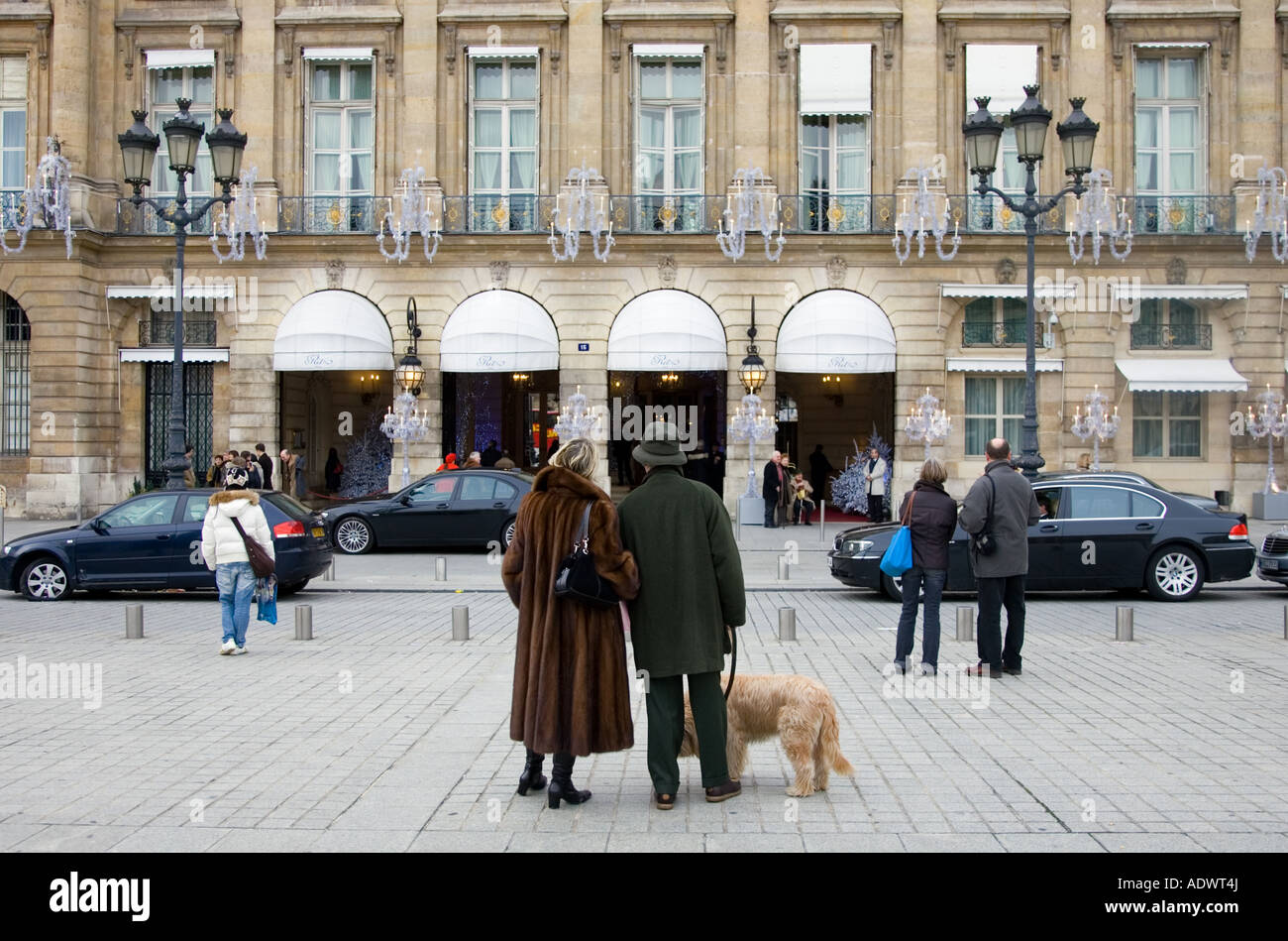 Paar mit Hund bestaunen Ritz Hotel in Place Vendome Central Paris France Stockfoto