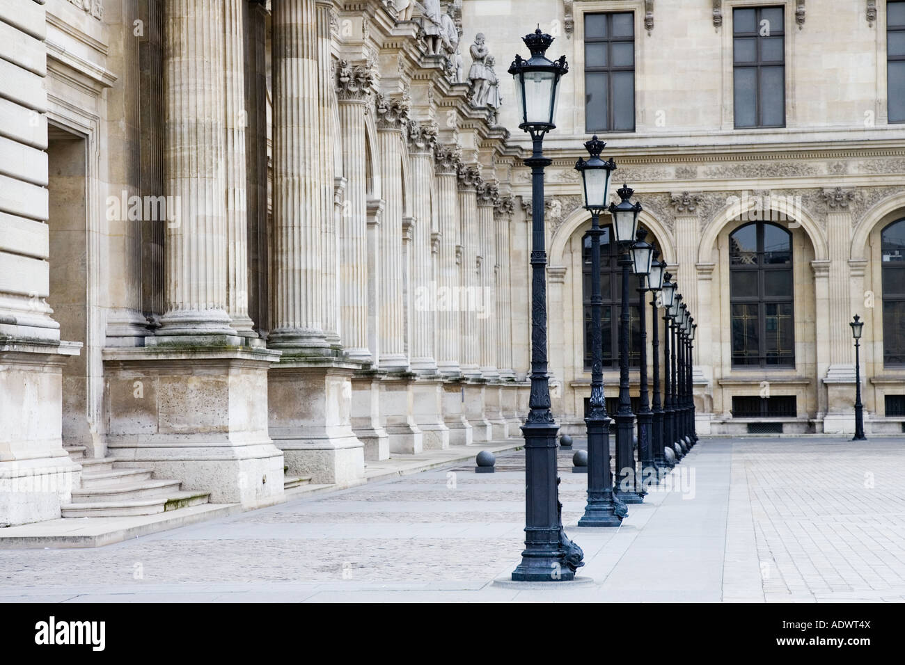 Zeile der Straßenbeleuchtung von Louvre Museum in Paris Frankreich Stockfoto