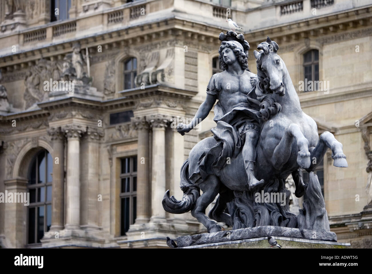Statue von Louis XIV außerhalb von Louvre Museum Paris Frankreich Stockfoto