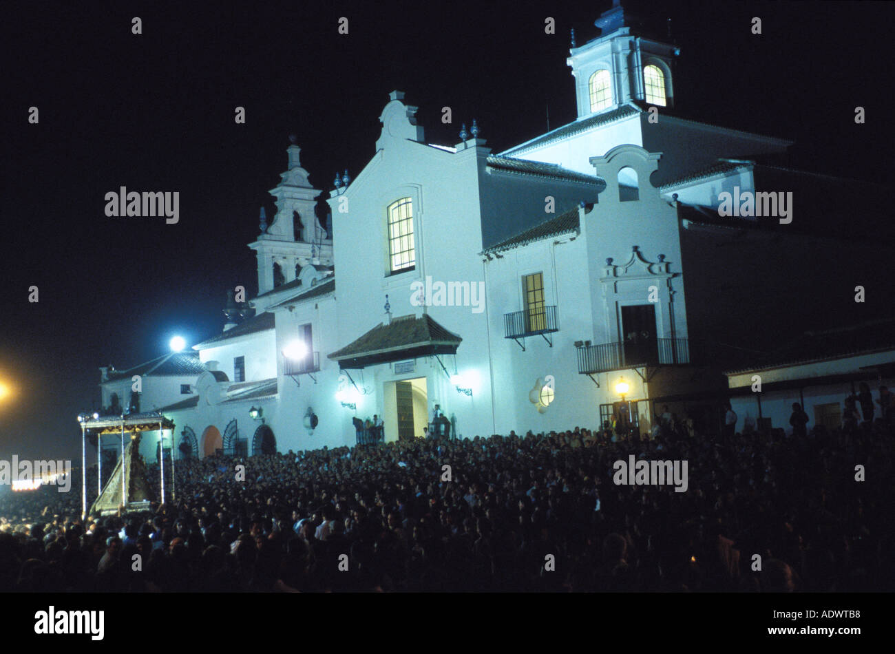 El Rocio Float von la Paloma Blanca verläßt die Kirche Stockfoto