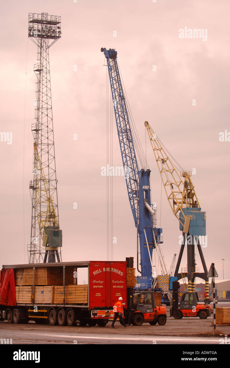 GABEL LIFT TRUCKS AUFZÜGE HOLZ AUF EINES SATTELSCHLEPPERS AUF DAS DOCKSIDE EINEN HAFEN IN NEWPORT SOUTH WALES UK Stockfoto